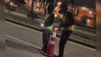 con chalecos amarillos y linternas, dos personas simularon ser inspectores de transito en maldonado
