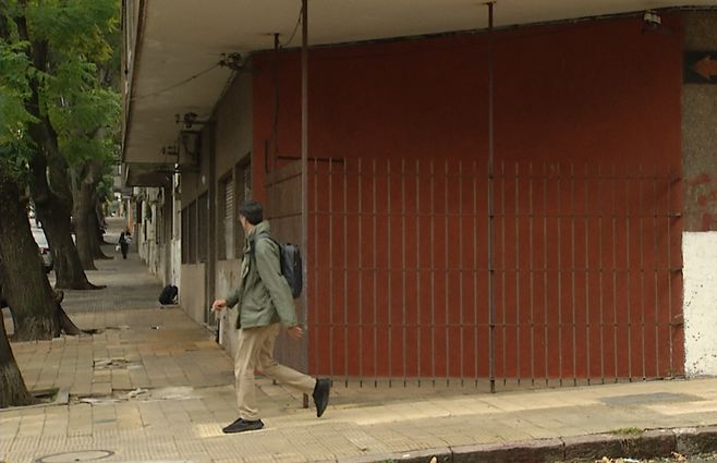 Polémica por rejas colocadas para evitar ocupación en ochavas; norma que prohíbe "elementos hostiles no fue reglamentada