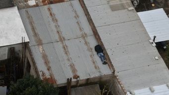 rapino, se escondio en un techo, y fue detectado por helicoptero de la policia