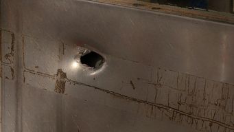 Foto: Subrayado. Impacto de bala en un kiosko ubicado en la plaza.