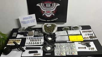 operativos en maldonado desarticularon bandas narco: hay 12 detenidos, armas, dinero y droga incautada
