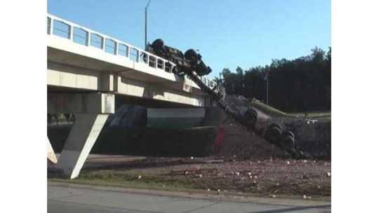 Camión volcó en un puente; carga y semirremolque cayeron a ruta 1