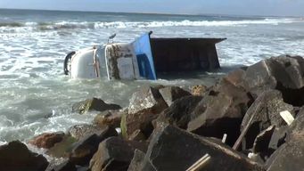 un camion cargado con piedras fue arrastrado por el mar en aguas dulces
