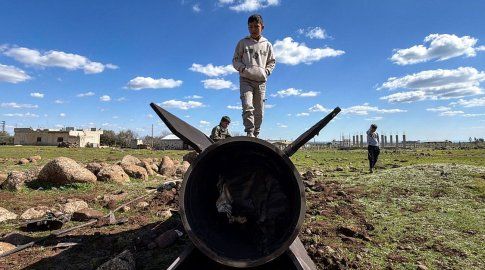 Niños sobre un misil de Irán que cayó en Siria, cerca de los Altos del Golán, según informó Israel. Foto: AFP Niños sobre un misil de Irán que cayó en Siria, cerca de los Altos del Golán, según informó Israel. Foto: AFP