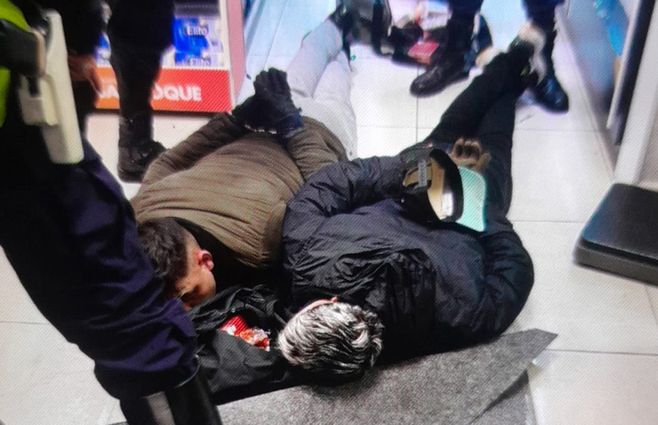 Foto cedida a Subrayado. Arresto de los delincuentes dentro de la farmacia.