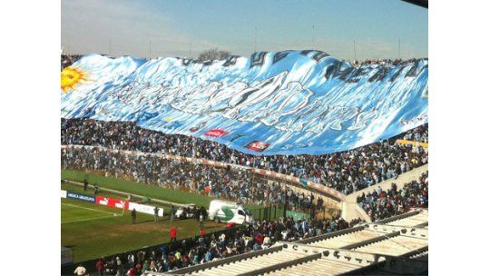 Convocan a teñir de celeste el Centenario en el partido ante Perú