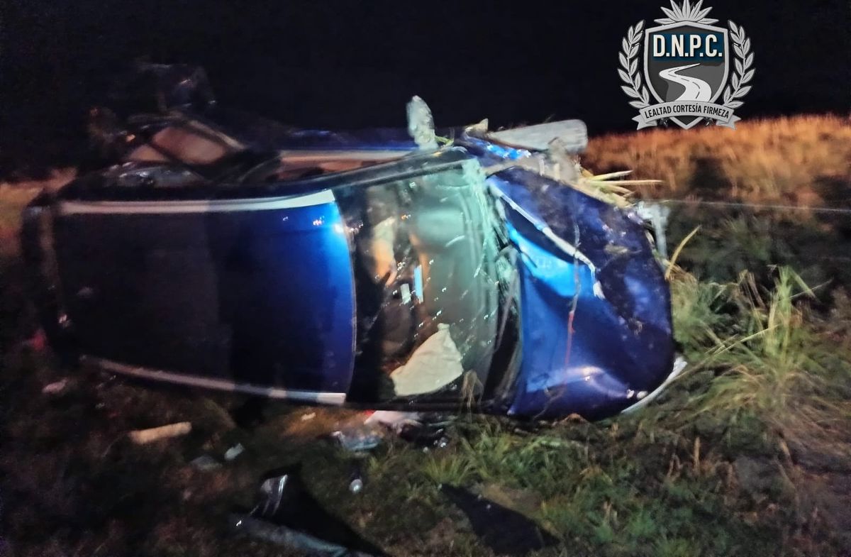 Una embarazada murió y otras dos personas resultaron graves, entre ellas un niño, en un vuelco en ruta 8