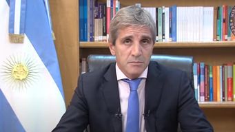 dolar oficial a $800 y recortes en obra publica: algunas de las nuevas medidas economicas en argentina