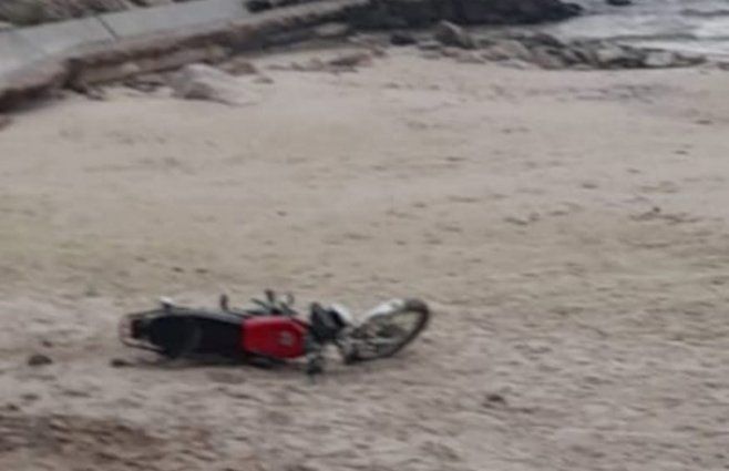 Foto cedida a Subrayado. Los delincuentes abandonaron la moto en la playa de Santa Catalina.