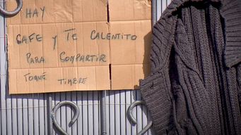 vecina solidaria: adriana entrega bebidas calientes y ropa a quienes necesitan