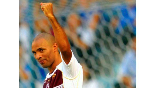 Regueiro convirtió 2 goles para la victoria de Lanús