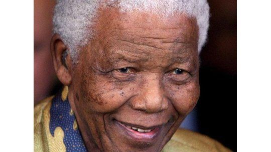 Mandela recayó de infección pulmonar y está internado nuevamente