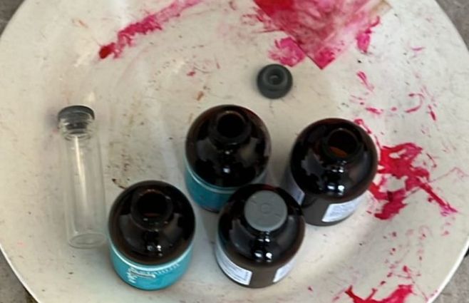Foto cedida a Subrayado. Frascos cuyo objetivo está bajo investigación.