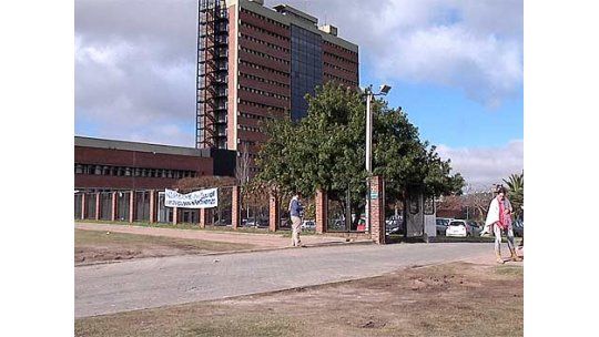 Ómnibus vuelven a circular frente a la Facultad de Ciencias