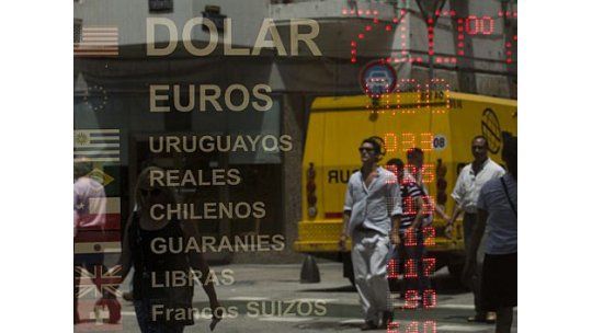 Devaluación en Argentina impulsa el dólar al alza en Uruguay