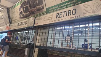 un derrame de acido clorhidrico afecto el sector de encomiendas de tres cruces; bomberos trabajo en el lugar