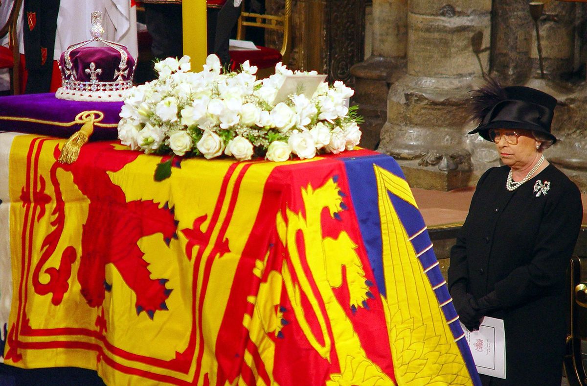 La reina Isabel II se para solemnemente frente al ataúd durante el funeral de la Reina Madre en la Abadía de Westminster el 9 de abril de 2002. Después del servicio, el ataúd de la Reina Madre fue llevado a la Capilla de San Jorge en Windsor, donde fue depositada para descansar junto a su marido, el rey Jorge VI. Foto: AFP