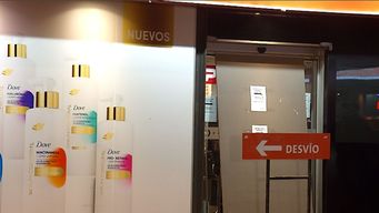 Farmacia del estacionamiento del shopping. Imagen: Subrayado, 12 de setiembre de 2025.
