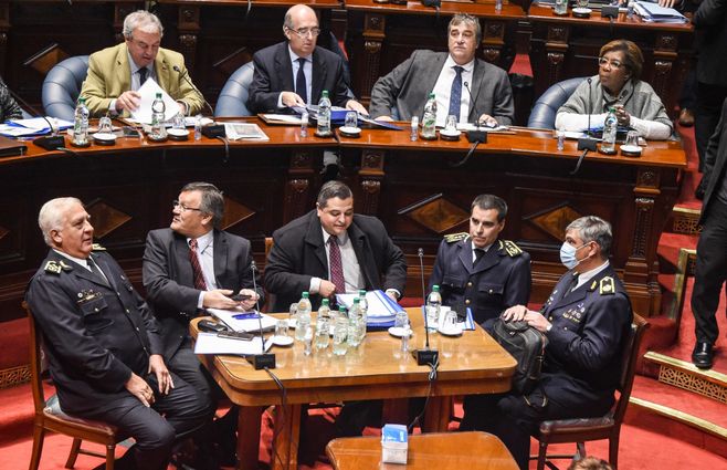 Heber y autoridades del Ministerio del Interior en el Senado. Foto: FocoUy.