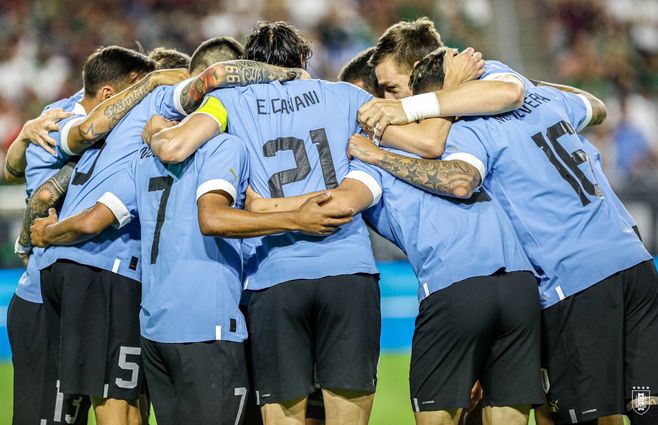 Festejo de gol: Vecino y Cavani. (Foto: AUF Oficial).