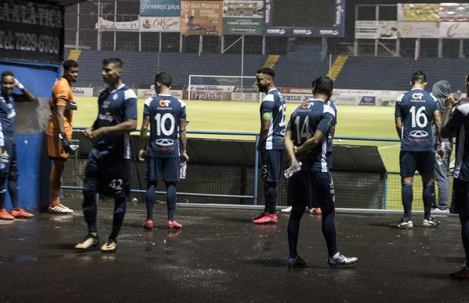 Jugadores del Club Sport Cartagin&eacute;s guardan distancia f&iacute;sica durante el calentamiento. Las medidas se cumplen a rajatabla
