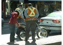 Hombre que agredió a inspectores de tránsito conducido al Comcar