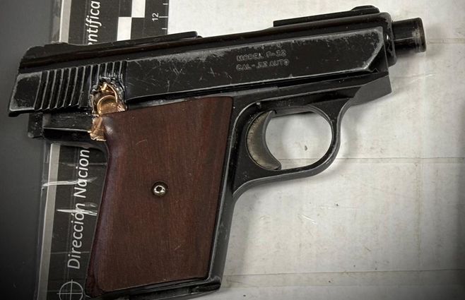 Foto cedida a Subrayado. Arma incautada al agresor en el bar en Manga.