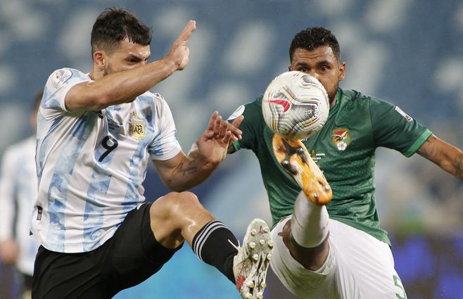 Agüero fue asistidor de Messi, pero sigue sin ser decisivo en el área rival. Fue sustituido