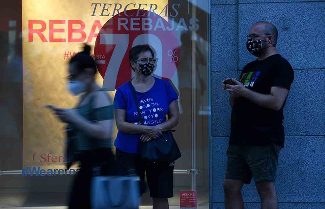 España, gente en la calle con tapabocas. (AFP).