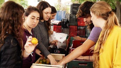 grupo recupera a diario 1.000 kilos de frutas y hortalizas en el mercado modelo