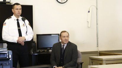 Spacey en la corte esperando para declarar. Pagó una fianza y quedó libre.
