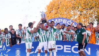 racing jugo este domingo y festejo el titulo del torneo apertura junto a su hinchada