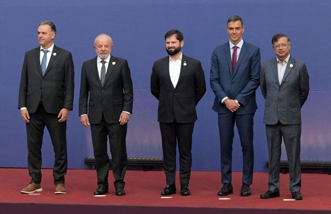 Presidentes Orsi, Lula, Boric, Pedro Sánchez y Gustavo Petro en Chile. Foto: AFP.