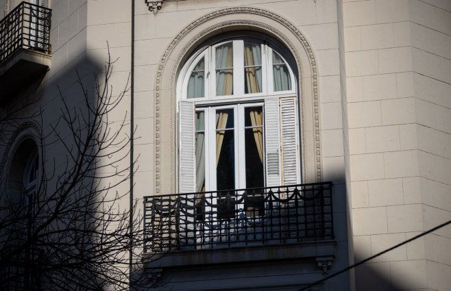 Foto: AFP. El balcón de Cristina Fernández en el barrio Constitución de Buenos Aires.