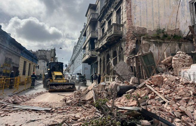 Foto: Subrayado. A las diez de la mañana del jueves una máquina comenzó a quitar escombros en la calle.