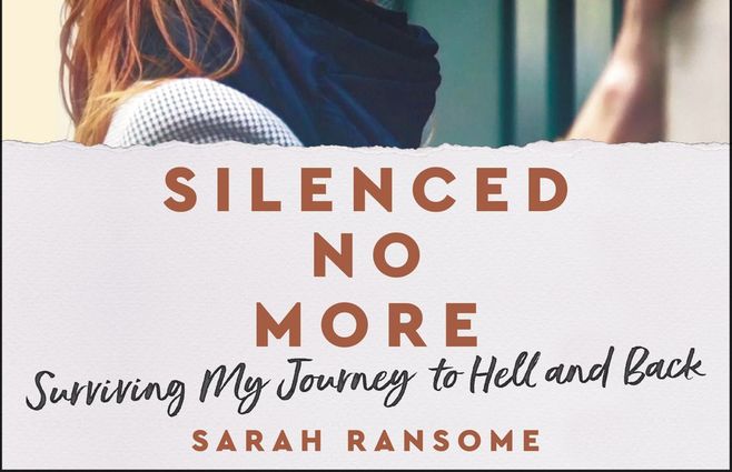 Sarah Ransome hoy, a más de 20 años de estar de rehén en la isla de la pedofilia. A propósito de la experiencia escribió un libro que dejó al descubierto la red sexual