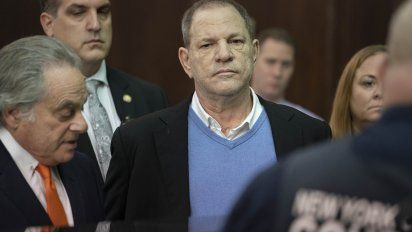 weinstein se entrego a la justicia de nueva york, pago fianza y quedo en libertad