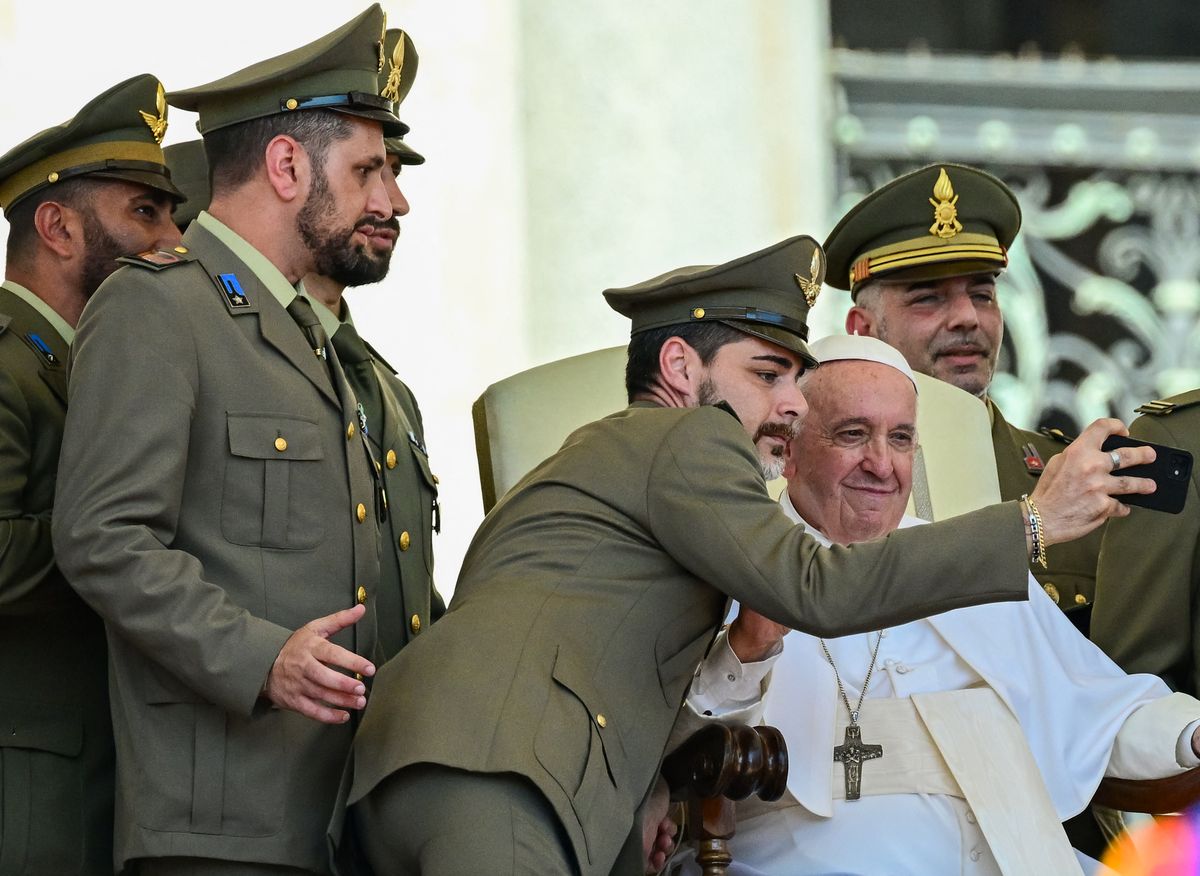 El Papa Francisco posa en una selfies con oficiales del ejército italiano durante la audiencia general semanal el 15 de junio de 2022 en la plaza de San Pedro en el Vaticano.&nbsp;