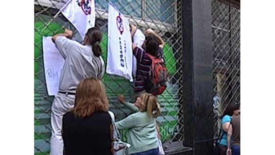 Docentes ocupan sede de Secundaria y paran en todos los liceos