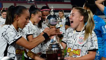 Las chicas del Timao celebran el trofeo obtenido en Montevideo