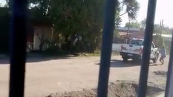 Foto: captura de video del momento en que interviene la Policía ante el ataque del hombre a la mujer.