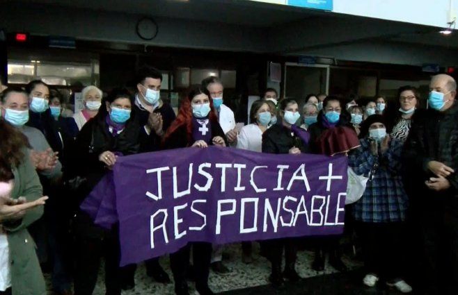 Foto: Subrayado. Minuto de silencio dentro del hospital de Maldonado, lugar de trabajo de la madre de Valentina.
