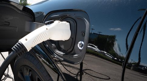 Vehículos eléctricos pagarán Imesi desde enero de 2027. Foto: archivo AFP.