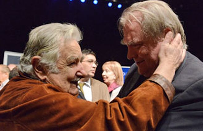El entonces presidente José Mujica se hizo presente en el lanzamiento del libro Tocando el cielo. El viaje final de mi padre, Wilson Ferreira, lanzado por Juan Raúl en 2014. 