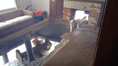 tomaba mate junto a la estufa cuando se derrumbo el piso y su casa se partio al medio