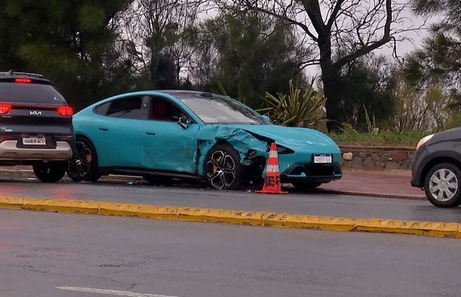 Auto de alta gama que chocó en la rambla.&nbsp;