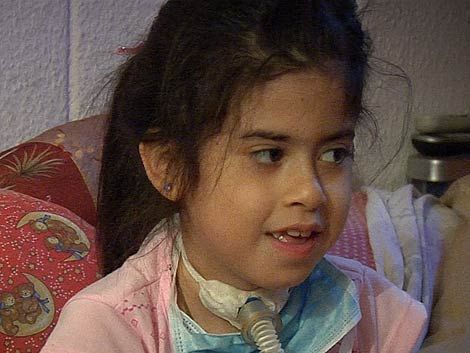 Lucía, la niña del 'síndrome de los pulgares anchos' y la sonrisa contagiosa