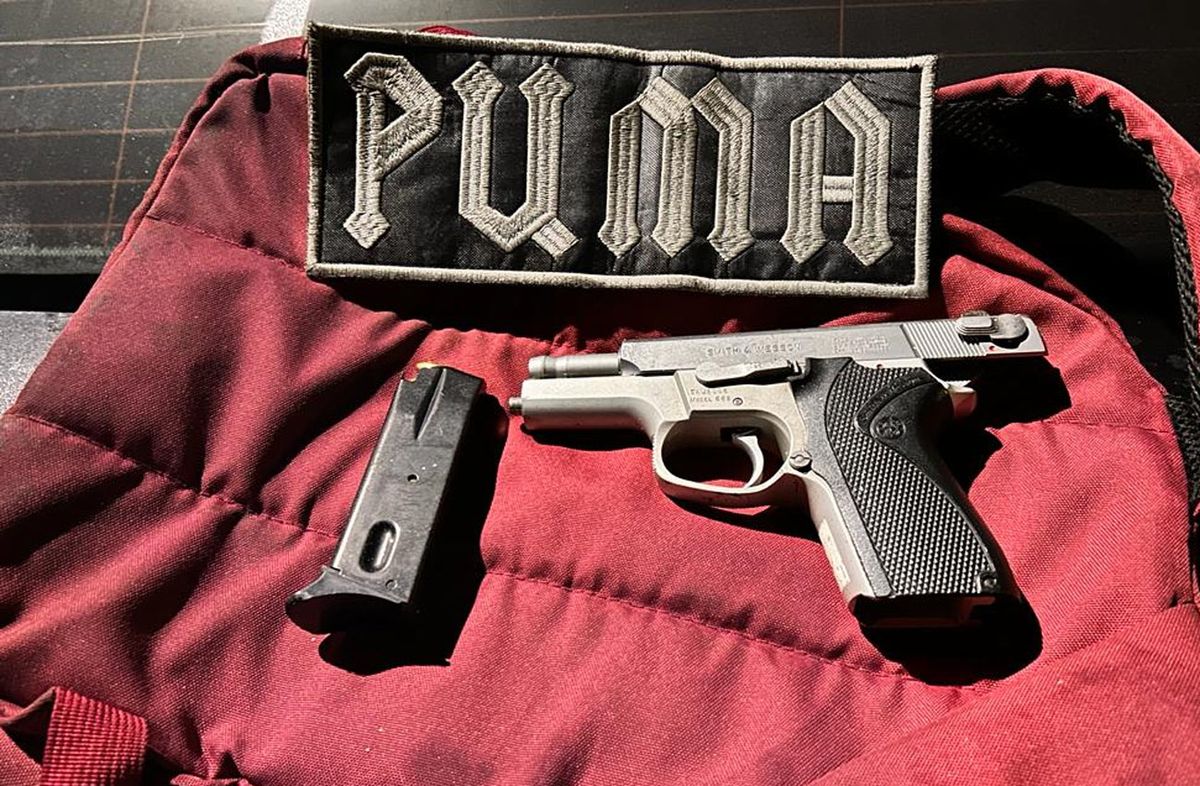 Foto cedida a Subrayado. Pistola incautada dentro del vehículo. Foto cedida a Subrayado. Pistola incautada dentro del vehículo.
