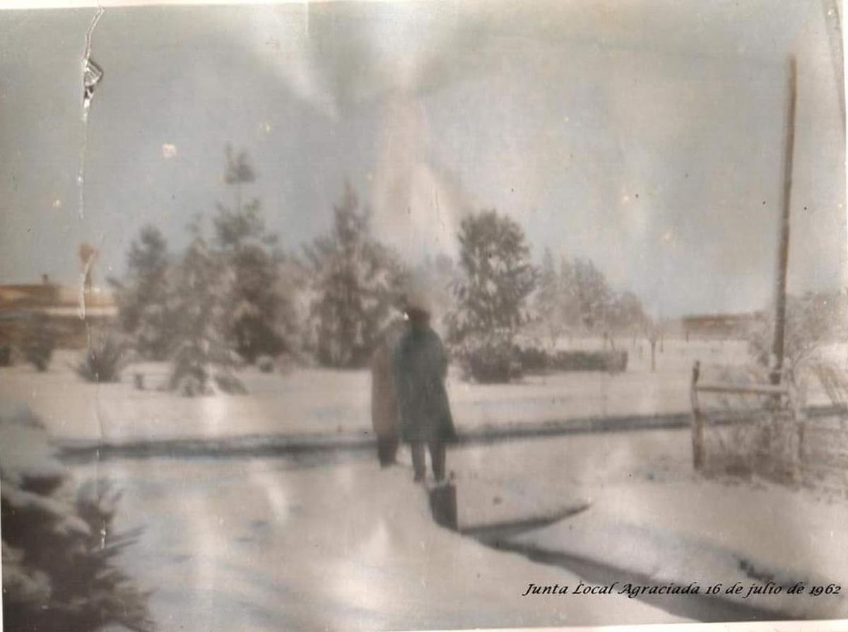 Foto cedida a Subrayado. Nieve en Agraciada (Colonia-Soriano), el 16 julio 1962. Foto cedida a Subrayado. Nieve en Agraciada (Colonia-Soriano), el 16 julio 1962.