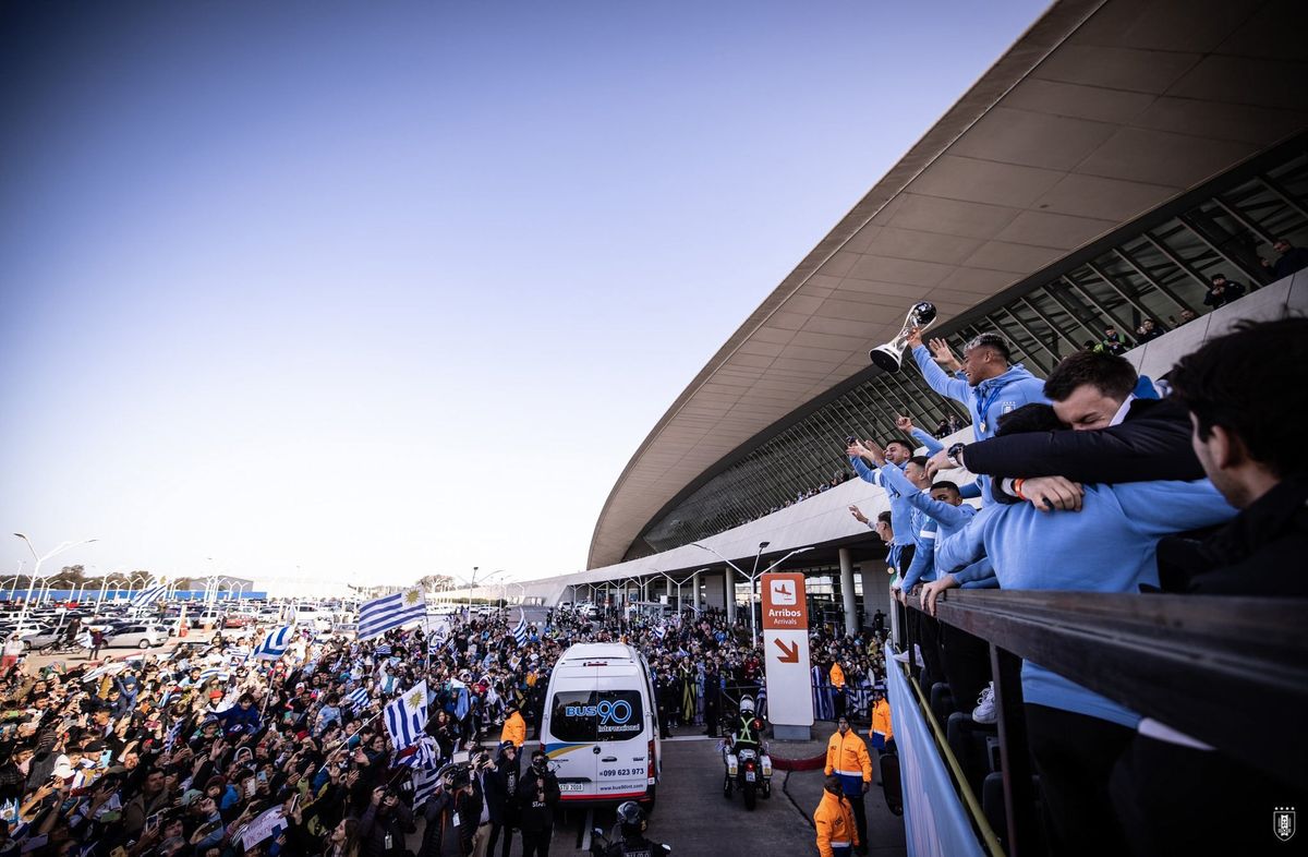 Miles de hinchas acompa aron a los campeones del mundo sub 20 en